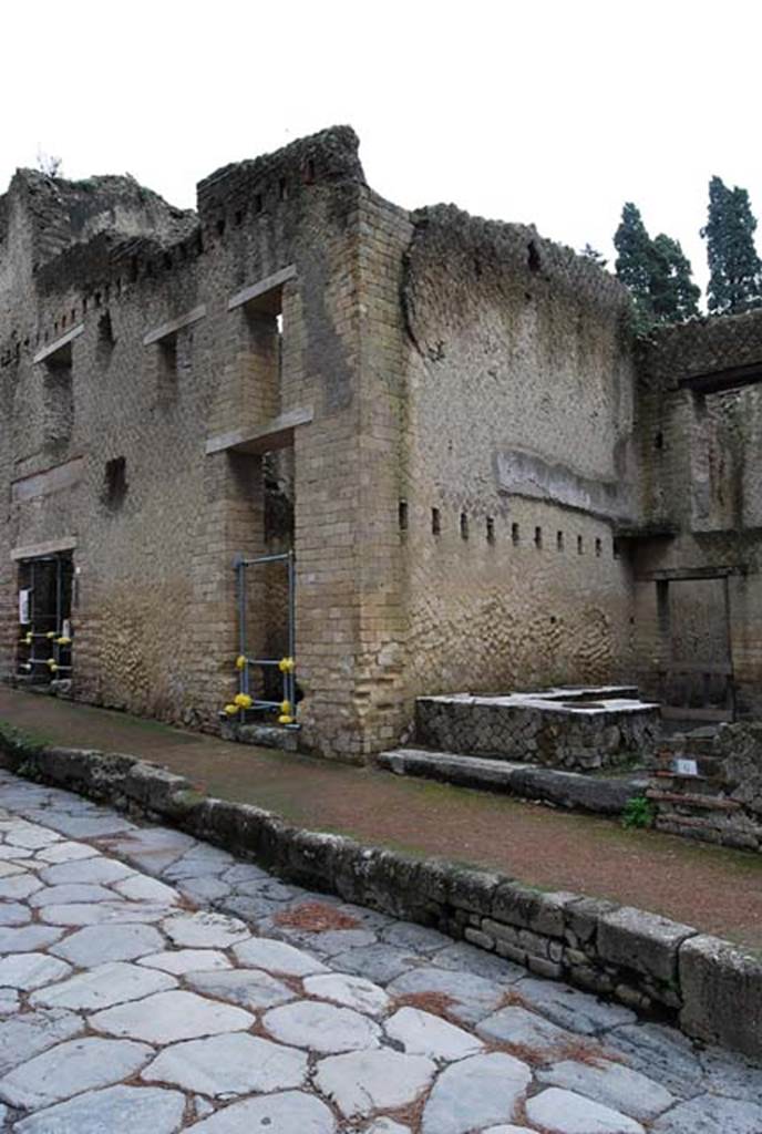 Ins.Or.II.6, on right, Herculaneum. December 2008. Looking towards entrance doorway.
Photo courtesy of Nicolas Monteix.